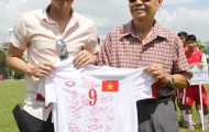 Công Vinh tặng áo đấu làm từ thiện