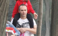 Con gái ngồi vắt vẻo trên vai Iniesta
