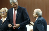 Blatter thừa nhận tham nhũng, đối mặt cuộc tổng công kích từ UEFA