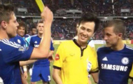 Hy hữu: Sao Chelsea rút thẻ vàng phạt trọng tài