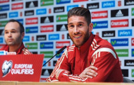 Ramos tiễn Ancelotti cảm xúc, đón Benitez lạnh nhạt