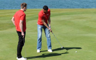 Video: Khi sao M.U đọ tài chơi Golf bằng bóng đá