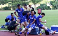 Hàng loạt cầu thủ U23 Việt Nam chườm đá