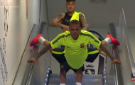 Daniel Alves nghịch ngợm, khiến CĐV Barca thót tim