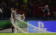 Barca vô địch, Pique 'trộm' lưới về làm quà