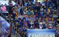 Barca tưng bừng diễu cúp mừng công cú ăn ba vĩ đại