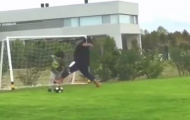 Bị đá xấu, cháu ngoại vẫn 'hạ' Maradona