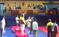 Video: Bộ trưởng Hoàng Tuấn Anh đích thân trao HCV Teakwondo cho VĐV Hà Thị Nguyên