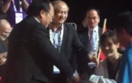 Video: VĐV Hà Thị Nguyên lao lên khán đài cảm ơn Bộ trưởng Hoàng Tuấn Anh