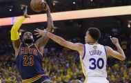 James ghi 40 điểm, nhưng Cavaliers đã gục ngã trước những cú 3 điểm Curry