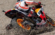 Thi đấu liều lĩnh, nhà vô địch Marquez phải đi tắm sớm