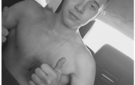 Brooklyn Beckham khoe ngực trần trên Instagram