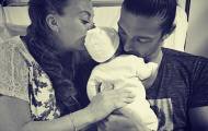 Andy Carroll đón 'quý tử' cùng bạn gái