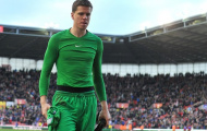 Wojciech Szczesny bị sỉ nhục: 10 giây để xỏ háng 2 lần