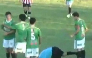 Cầu thủ đấm trọng tài bất tỉnh trên sân