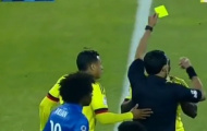 Video: Hài hước trọng tài rút thẻ phạt nhầm cầu thủ Colombia