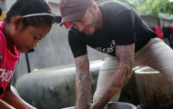 David Beckham chung tay... giặt quần áo với trẻ em Campuchia