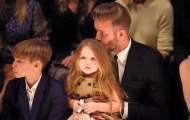Chùm ảnh: Mặc kệ người đẹp, Beckham cứ mải hôn Harper