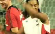 Video: Những pha đi bóng không thể bắt chước của Ronaldinho