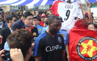 CĐV Hà Nội bủa vây Andy Cole