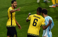 Messi được cầu thủ Jamaica đề nghị chụp hình tự sướng ngay trên sân