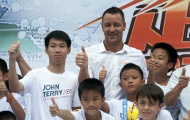 Chùm ảnh: John Terry bị fan hâm mộ quây kín tại Trung Quốc