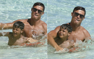 C. Ronaldo nhí nhảnh đùa nghịch với con trai