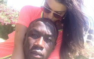 Bacary Sagna tươi cười khoe tóc mới bên vợ yêu