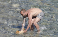 Sang Ibiza, Sneijder dạy cún tập bơi