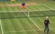 Federer “đứng hình” vì cú tweener của nhà báo