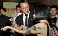 John Terry 'đụng chạm' tay chân người đẹp xăm trổ tại Trung Quốc
