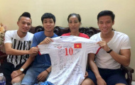 Công Phượng tặng áo, động viên nữ hoàng điền kinh Vũ Bích Hường