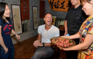 John Terry 'gõ đầu trẻ', ăn 'món độc' tại Trung Quốc