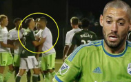 Video: Tình huống Clint Dempsey xé sổ ghi chép của trọng tài
