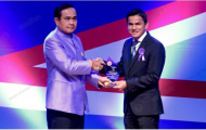 HLV Kiatisak được vinh danh nhờ... chống ma túy