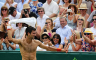 Cởi phăng áo tặng fan, Djokovic nhận nụ hôn nồng cháy
