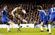Video: Tình huống Ronaldinho khiến Petr Cech chỉ biết đứng nhìn
