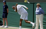 Nick Kyrgios tức giận đập vợt bay lên khán đài
