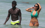 Vợ Sagna lại trưng ngực khủng, vui đùa với sóng biển