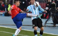 Đá kungfu thẳng bụng Messi, Medel chỉ nhận thẻ vàng