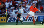 Video: Những pha xử lý đậm chất nghệ sĩ của Dennis Bergkamp
