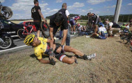 Tai nạn liên hoàn chấn động Tour de France