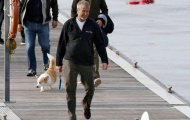5 vệ sĩ tháp tùng ông chủ Chelsea đi dạo với chó cưng