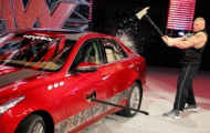Brock Lesnar cầm rìu phá nát 'chiến mã' mới nhất của Cadillac