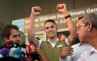 Van Persie gia nhập Fenerbahce, CĐV đốt pháo ăn mừng