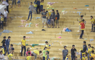 CĐV Sông Lam Nghệ An nhặt rác sau trận đấu ở V-League