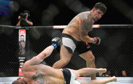 UFN 71: Frank Mir khiến đối thủ đo sàn sau 73 giây