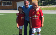 Gary Neville ra tay, Jamie Carragher buộc phải mặc áo M.U