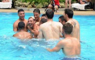 Dàn sao Arsenal như trẻ lại khi chơi bóng nước