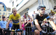 Cua-rơ tố bị đấm trên đường đua Tour de France 2015